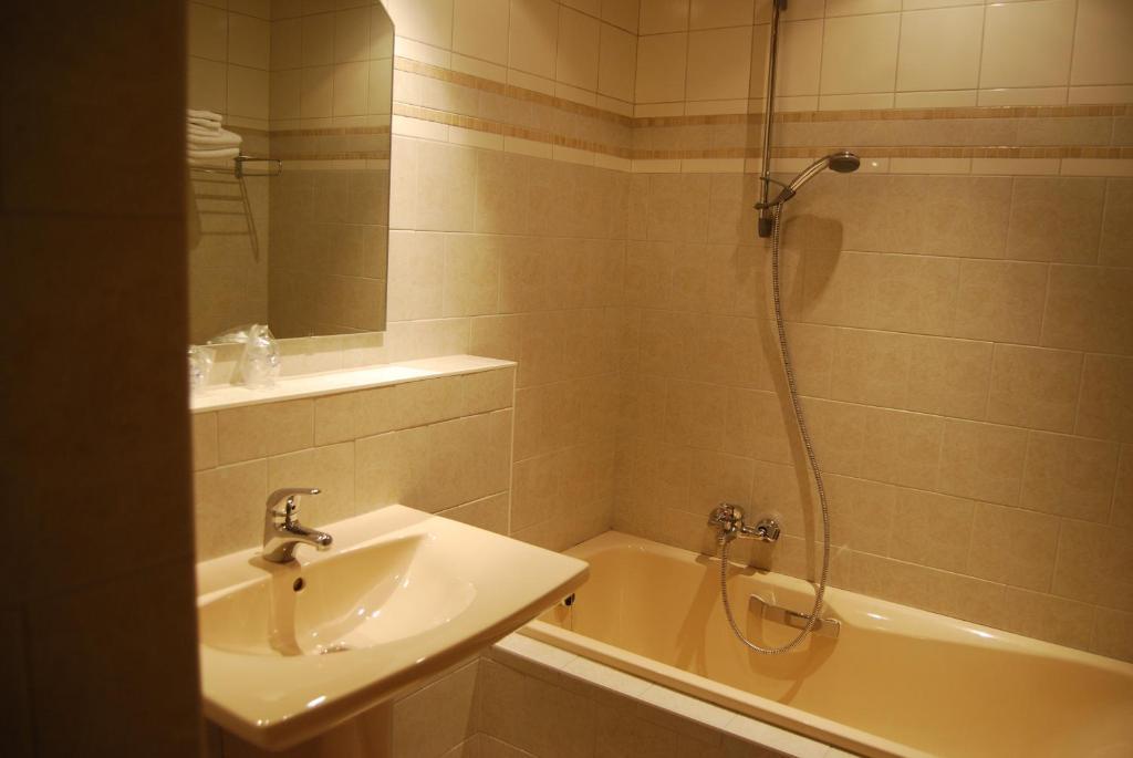Hostellerie Gilain Achêne Habitación foto